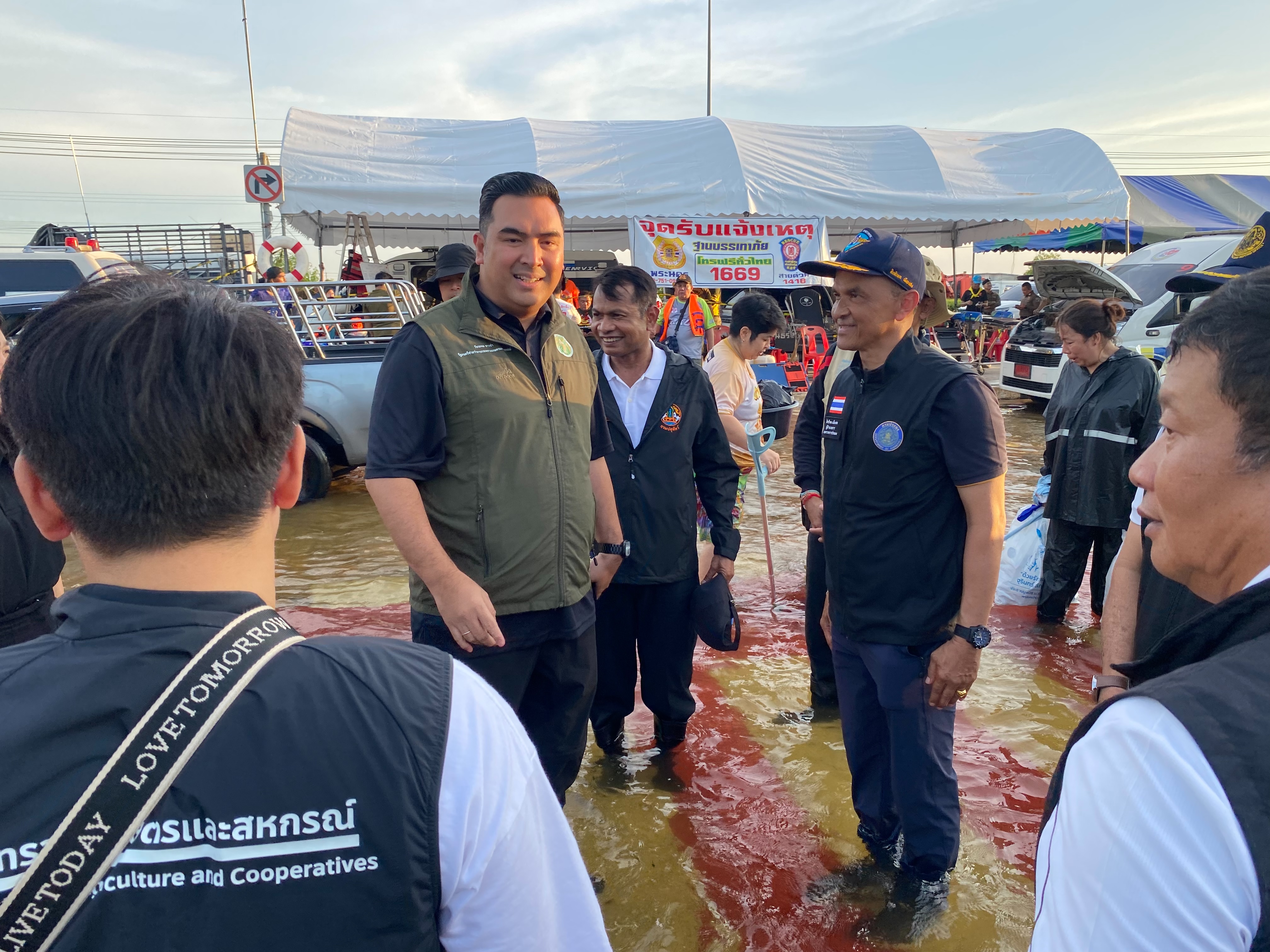 title - ส.ป.ก. ร่วมลงพื้นที่ปฏิบัติการด่วน ติดตามคณะ รัฐมนตรีช่วยว่าการกระทรวงเกษตรและสหกรณ์ ลงพื้นที่นำความช่วยเหลือเข้าสู่ผู้ประสบภัย